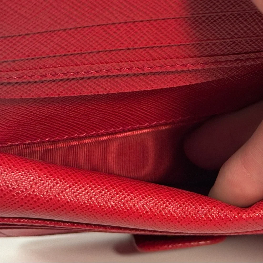 PRADA Saffiano Bifold Wallet  EUC no callouts‎